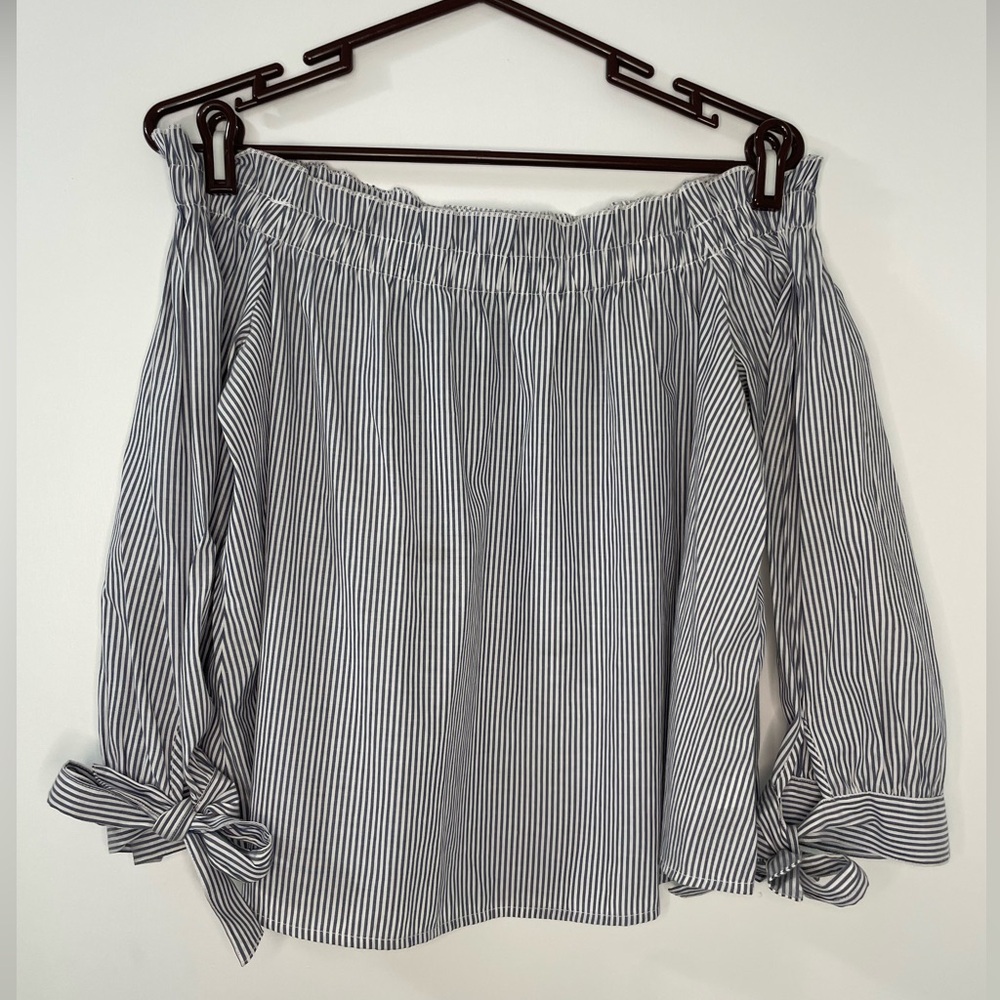 American Eagle - off the shoulder top

Size: M